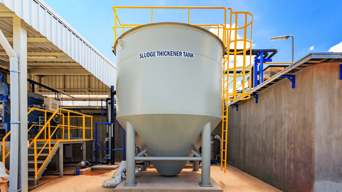 Industrial sludge thickener tank for dewatering systems, supporting sludge thickening, sludge dewatering, and sludge drying in wastewater treatment plants.