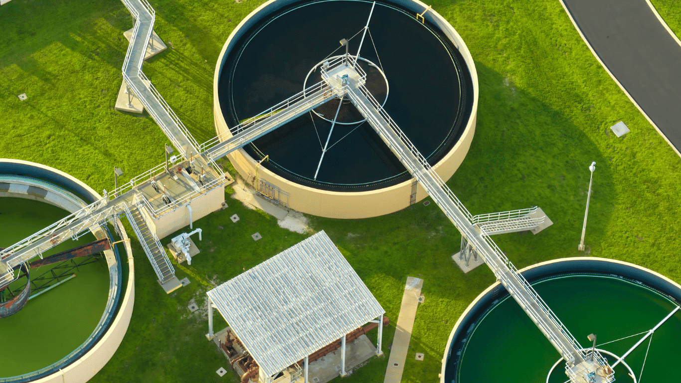 Aerial view of an industrial facility with circular wastewater treatment basins and water reuse infrastructure supporting industrial wastewater reuse. The plant uses advanced treatment technologies, reverse osmosis, and water recycling to produce recycled water and reclaimed water for industrial water applications. Designed for zero liquid discharge and improved water quality, the reuse system helps reduce liquid discharge, supports cooling towers, cooling water, and industrial processes, while improving operational efficiency, water management, environmental compliance, and environmental protection across modern industrial facilities.